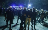 Des policiers arrêtent un manifestant lors de heurts à Ankara, le 23 mars 2025 en Turquie