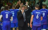 Le sélectionneur des Bleus de volley Laurent Tillie donne des instructions à ses joueurs en quarts de finale de l'Euro de volley contre l'Italie, le 24 septembre 2019 à Nantes