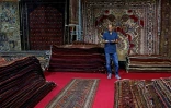 Un visiteur de l'Exposition de tapis iraniens faits main, le 26 août 2022 à Téhéran