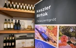 Des bouteilles de vin du producteur hongrois Viktor Keszler exposées sur des étagères de sa boutique, le 6 novembre 2025 à Zalaszentgrot, à environ 200 km à l'ouest de Budapest