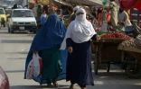 Une réfugiée afghane sur un marché à Peshawar le 29 septembre 2018