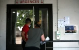 Une femme attend devant l'entrée des urgences de Montauban, le 20 juillet 2022