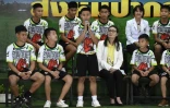 Adul Sam-on (C), l'un des jeunes footballeurs rescapés avec leur entraîneur d'une grotte en Thaïlande, s'exprime lors d'une conférence de presse à Chiang Rai le 18 juillet 2018