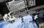 Image fournie par l'ESA, prise le 25 août 2026, de l'astronaute française Sophie Adenot lors d'une sortie dans l'espace pour des réparations sur l'ISS