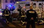Des pompiers évacuent une personne blessée lors de l'attaque terroriste contre la salle du Bataclan, le 13 novembre 2014 à Paris