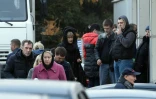 Proches et familles des victimes du crash de l'avion russe dans le Sinaï, le 4 novembre 2015 à la morgue de Saint-Peterbourg pour l'identification des corps