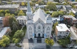 Cette vue aérienne montre l'extérieur du Théâtre Paradoxe, une salle de spectacle aménagée dans une église de l'arrondissement de Verdun à Montréal, le 26 septembre 2023. 