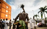 Un homme en costume traditionnel se joint à la prière pour les victimes des violences post-électorales, le 6 septembre 2016 à Libreville