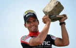 Le Belge Greg Van Avermaet soulève le trophée apès avoir remporté la 115e édition de Paris-Roubaix, le 9 avril 2017 à Roubaix