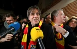 Le député européen et ex-président catalan Carles Puigdemont parle aux médias avant un match de rugby à Perpignan, dans le sud de la France, le 28 février 2020