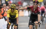 Le sacre du Colombien Egan Bernal (g) qui succède au palmarès du Tour de France à son coéquipier britannique Geraint Thomas (d), lors de l'arrivée de la dernière étape sur les Champs-Elysées, le 27 juillet 2019