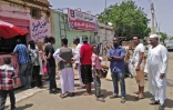 Des Soudanais font la queue devant une boulangerie à Khartoum, le 6 juin 2019