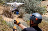 Idan Peretz et le drone qu'il a mis au point, qui peut atteindre l'autre côté d'un obstacle et dont le filin est  ensuite accroché à une corde plus solide