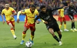 Wesley Said au duel avec Senny Mayulu  lors du match en retard de Ligue 1 entre Lens et le PSG au stade Bollaert le 13 mai 2026