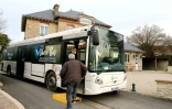 Un homme entre dans le Vacci-bus pour être vacciné contre le Covid-19 à Bouleuse, le 20 janvier 2021.