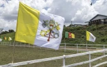 Des drapeaux du Cameroun et du Vatican à l'aéroport de Bamenda, le 14 avril 2026, à la veille de la visite du pape Léon XIV au Cameroun