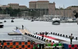 Installation de la jetée flottante au Vieux-Port, où le trois-mâts Belem accostera jeudi avec la flamme olympique, le 6 mai 2024 à Marseille
