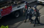 Des policiers arrêtent un journaliste pendant un rassemblement contre le coup d'Etat militaire, le 27 février 2021 à Rangoun, en Birmanie