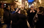 Retrouvailles devant le café Le Carillon à Paris, le 14 novembre 2015 après les attentats