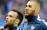 Mathieu Valbuena (à gauche) et Karim Benzema avant le coup d'envoi d'un match amical France-Jamaïque à Villeneuve-d'Ascq le 8 juin 2014
