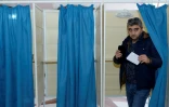 Un électeur sort de l'isoloir à Bakou, le 9 février 2020 après avoir voté pour les élections législatives en Azerbaïjan