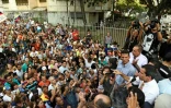 Le leader de l'opposition vénézuélienne Juan Guaido (D) s'adresse à la foule lors d'un rassemblement à San Bernardino dans la banlieue de Caracas le 1er avril 2019