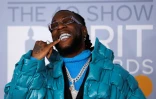 Le chanteur nigérian Burna Boy sur le tapis rouge des BRIT Awards à Londres (Royaume-Uni), le 18 février 2020