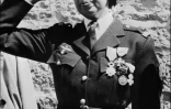 Joséphine Baker effectue le salut militaire après avoir reçu la Légion d'honneur et la Croix de guerre avec palme à Castelnaud-la-Chapelle (sud-ouest de la France), le 19 août 1961