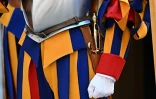 Un garde suisse épée au ceinturon, le 26 avril 2023 dans les quartiers de la garde au Vatican
