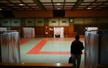 Un homme arrive dans une salle de judo aménagée pour accueillir des sans-abris, notamment les "réfugiés du net" privés des cybercafés fermés à cause du coronavirus, à Yokohama au Japon le 13 avril 2020