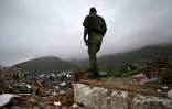 Un militaire vénézuélien devant des immeubles effondrés lors d'un double séisme à Caraballeda, au Venezuela, le 11 juillet 2026