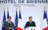 Le président Emmanuel Macron (d) prononce un discours devant les forces militaires françaises, aux côtés du Premier ministre Gabriel Attal, le 13 juillet 2024 à l'hôtel de Brienne, à Paris