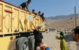 Photo prise le 15 novembre 2017 montrant des Iraniens recevant de l'aide humanitaire dans le village de Kouik (nord-ouest) après le séisme du 12 novembre