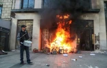 Un magasin incendié sur les Champs Elysées à Paris, lors de la manifestation des "gilets jaunes", le 16 mars 2019