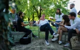 L'eurodéputé EELV Yannick Jadot s'entretient avec des journalistes lors des Journées d'été de son parti à Grenoble le 25 août 2022