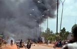 Des habitants de Ouagadougou brûlent des pneus dans une rue après le coup d'Etat militaire, le 17 septembre 2015 au Burkina Faso