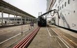 Le navire de croisière MSC World Europa connecté au réseau électrique dans le port de Marseille, le 11 avril 2026  
