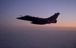 Un avion de chasse Rafale de l'armée de l'air française patrouille dans l'espace aérien polonais le 4 mars 2022, dans le cadre du système de surveillance de l'Otan