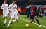 L'attaquant star du PSG Kylian Mbappé tente un débordement sur la défense lyonnaise lors du choc de Ligue 1 disputé au Parc des Princes, le 13 décembre 2020