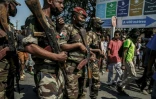 Des membres d'une unité de l'armée malgache se tiennent dans la rue près de leur camp situé près d'Antananarivo, le 11 octobre 2025