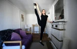 Une danseuse du Moulin Rouge, Courtney, pratique des exercices de souplesse chez elle, le 14 avril 2020