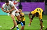 L'ailier anglais Jonny May (g) plaqué par le centre Jordan Petaia en quart de finale de la Coupe du monde, le 19 octobre 2019 à Oita (Japon)