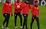 Les Lillois Jonathan David (à gauche), Timothy Weah (2e à gauche), Jose Fonte (2e à droite) et Angel Gomes à l'entraînement à Stamford Bridge à Londres le 21 février 2022