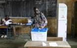 Un électeur vote lors du référendum constitutionnel, le 21 septembre 2025 à Conakry, en Guinée