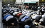 Des musulmans prient dans la rue le 16 septembre 2011 à Paris