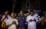 Des membres de la communauté musulmane prient près de la mosquée Al-Furqan Jame à New York le 13 août 2016