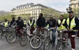 Des salariés du système de vélo en partage Vélib' manifestent devant l'Hôtel de Ville de Paris, le 4 avril 2017