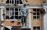 Une statue endommagée de Lénine dans la ville russe de Sudzha, contrôlée par l'Ukraine, dans la région de Koursk, lors d'une visite dirigée par l'armée ukrainienne, le 16 août 2024