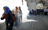 Des policiers israéliens dispersent à coups de grenades assourdissantes et de projectiles caoutchoutés des manifestants palestiniens, le 4 octobre 2015 dans la vieille ville de Jérusalem