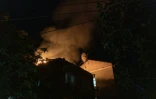 Un immeuble en feu après avoir été touché par un drone lors d'une attaque aérienne russe contre Kiev, tard dans la soirée du 1er juillet 2026